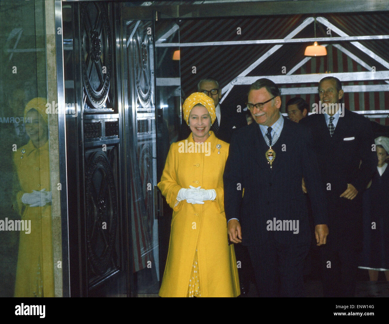 Königin Elizabeth II in der County Hall, Afdter Teilnahme an River Thames Pageant, als Teil von HRH silbernes Jubiläum feiern, Donnerstag, 9. Juni 1977. Stockfoto