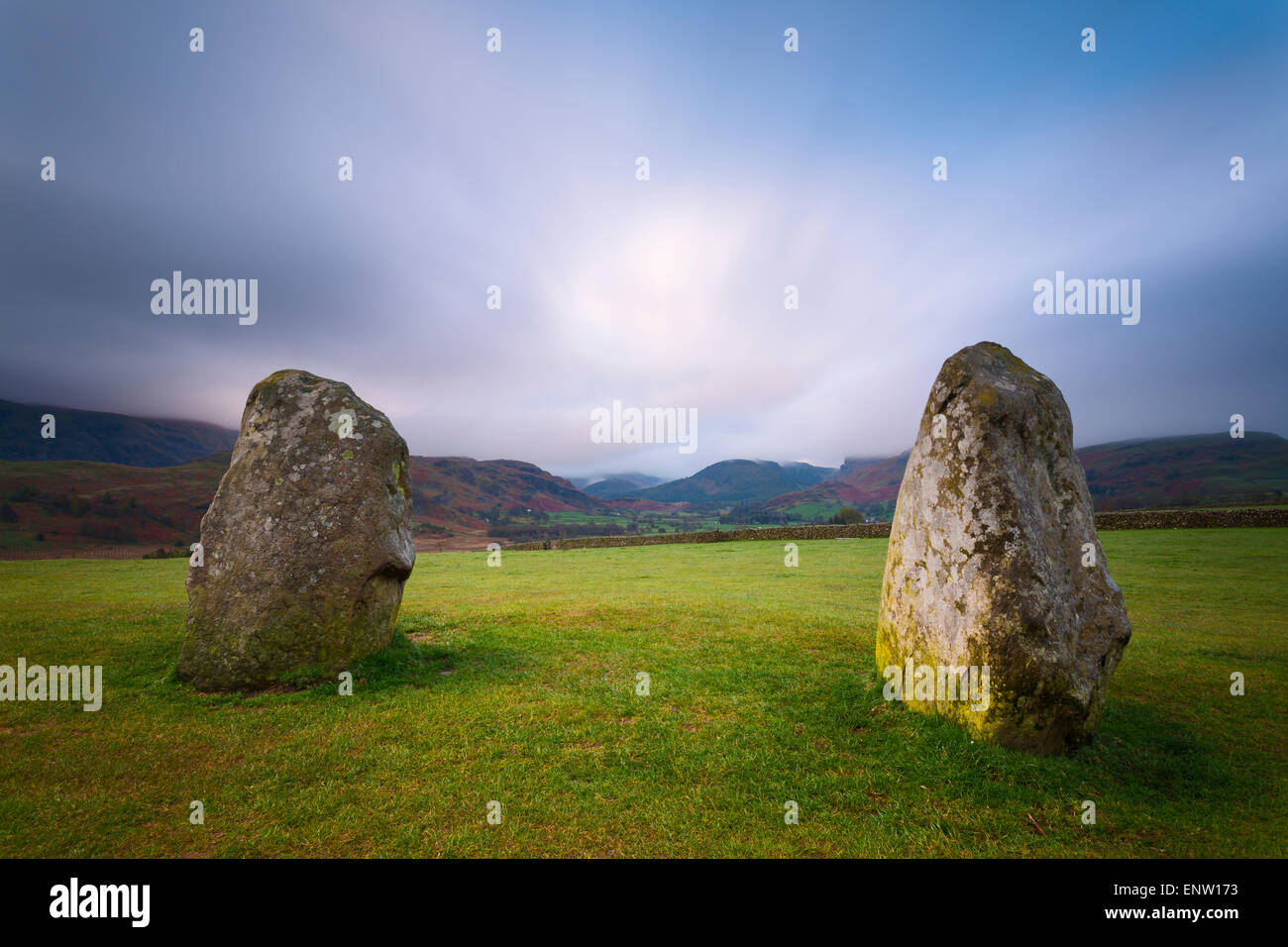 Zwei Steinen, die Bestandteil der Castlerigg Stone Circle in der Nähe von Keswick, englischen Lake District sind Stockfoto
