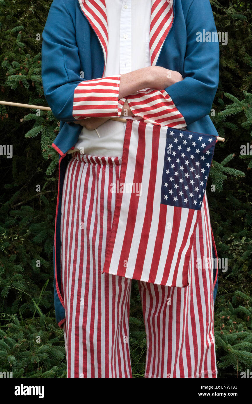 Ortsansässiger trägt eine Uncle Sam Kostüm, da zeigt er die Flagge marschieren in einem vierten Juli Parade in der kleinen Stadt Maine, USA. Stockfoto
