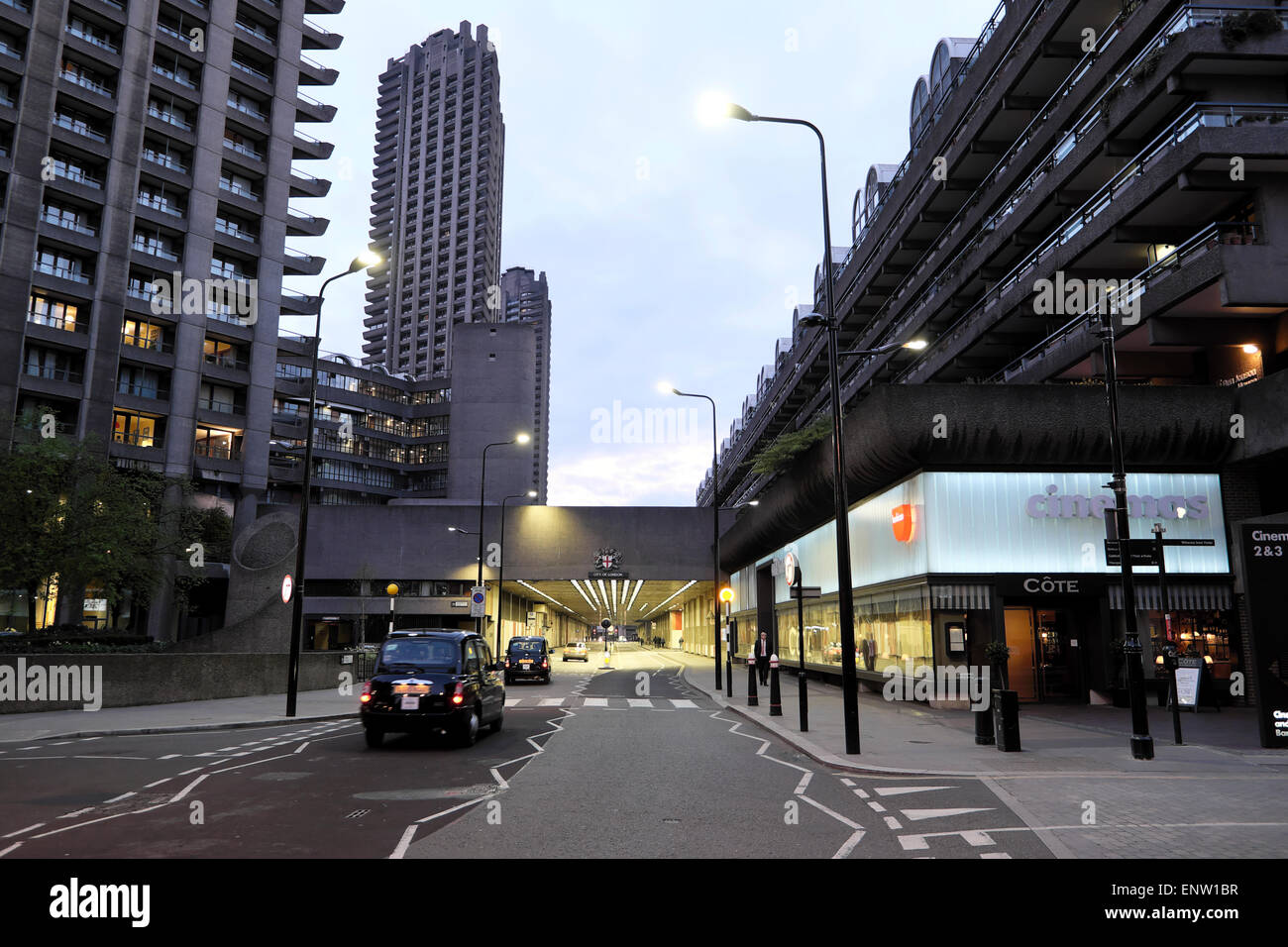 Ein Blick auf die Barbican Wohntürme über eine beleuchtete Beech Street Unterführung Tunnel mit Traffic Central London KATHY DEWITT Stockfoto