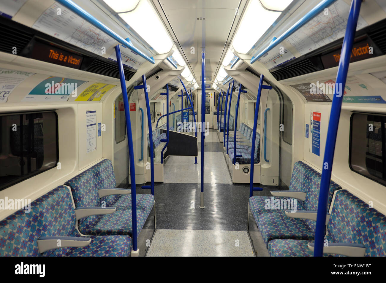 Innenansicht eines leeren Londoner U-Bahn Victoria Line U-Bahn Wagen sitzen in London England UK KATHY DEWITT Stockfoto