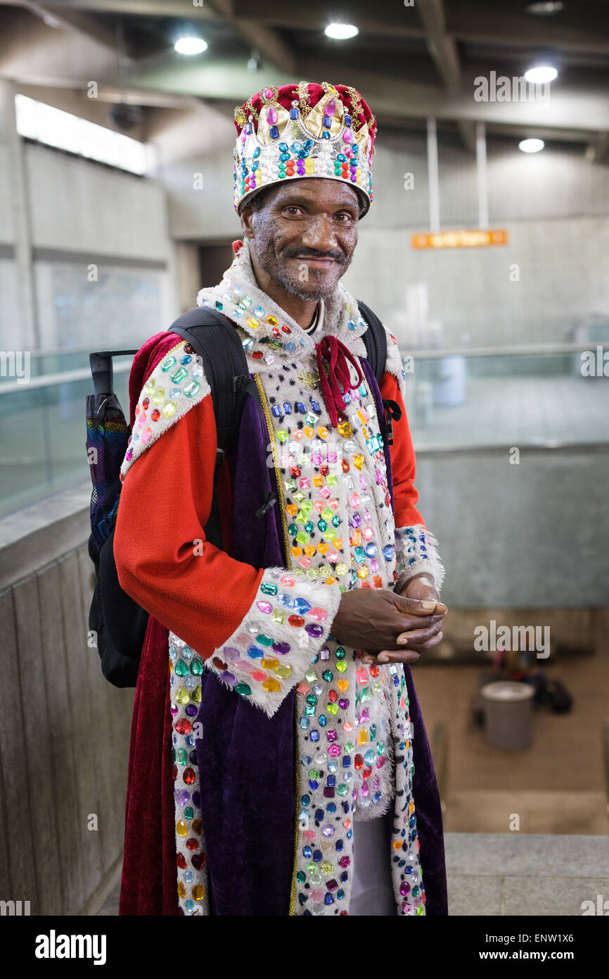Afrikanisch-amerikanischer Mann gekleidet wie ein König in u-Bahn, Atlanta, Georgia, USA Stockfoto