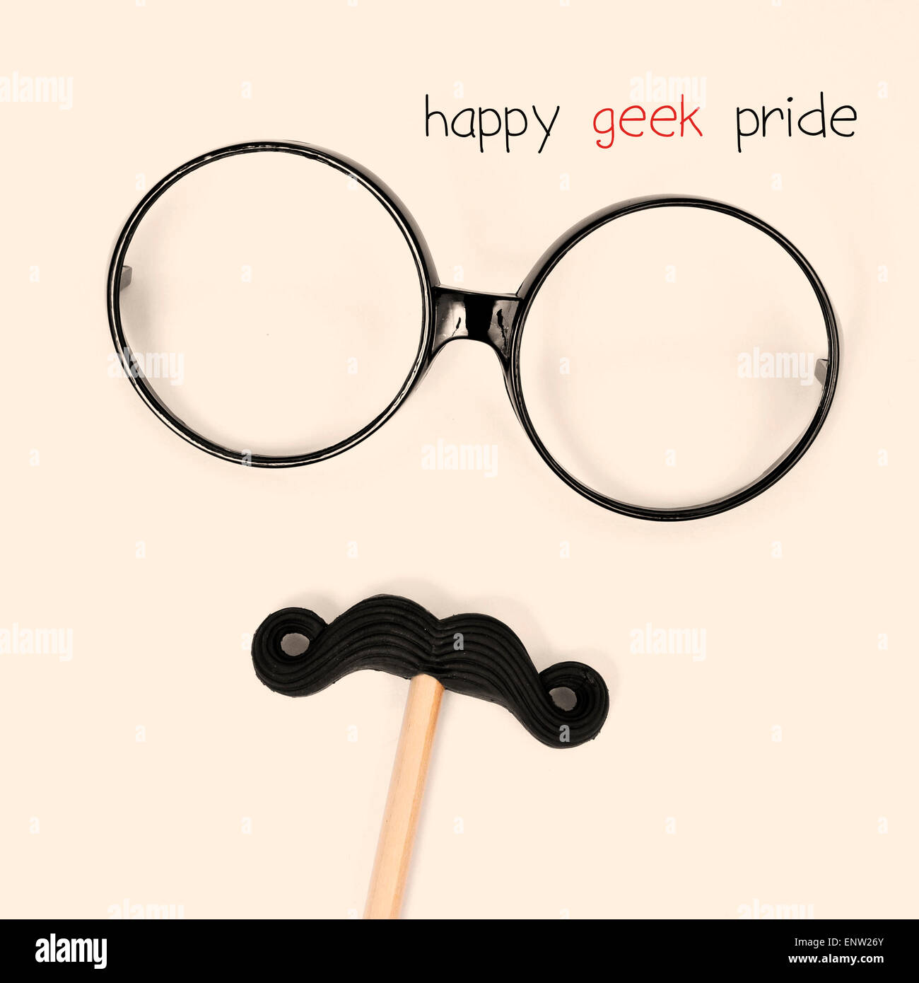der Text glücklich Geek stolz und ein paar Runde-gerahmte Brille und einen Schnurrbart, ein Mann-Gesicht auf einem beigen Hintergrund darstellen Stockfoto