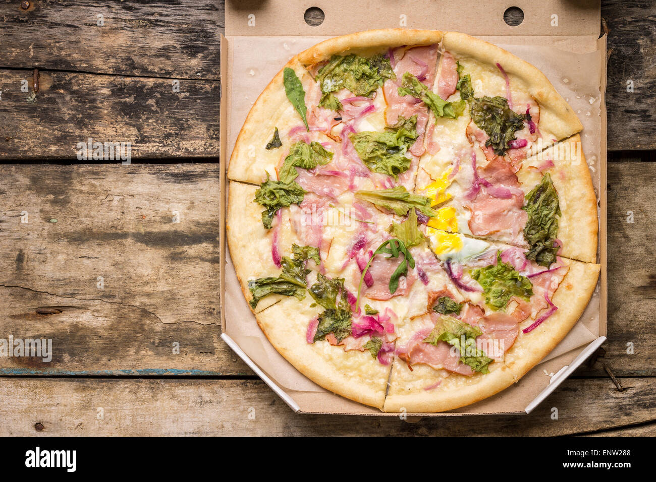 Restaurant Menü und Rezept Hintergrund. Pizza Carbonara auf hölzernen Hintergrund mit Textfreiraum Stockfoto
