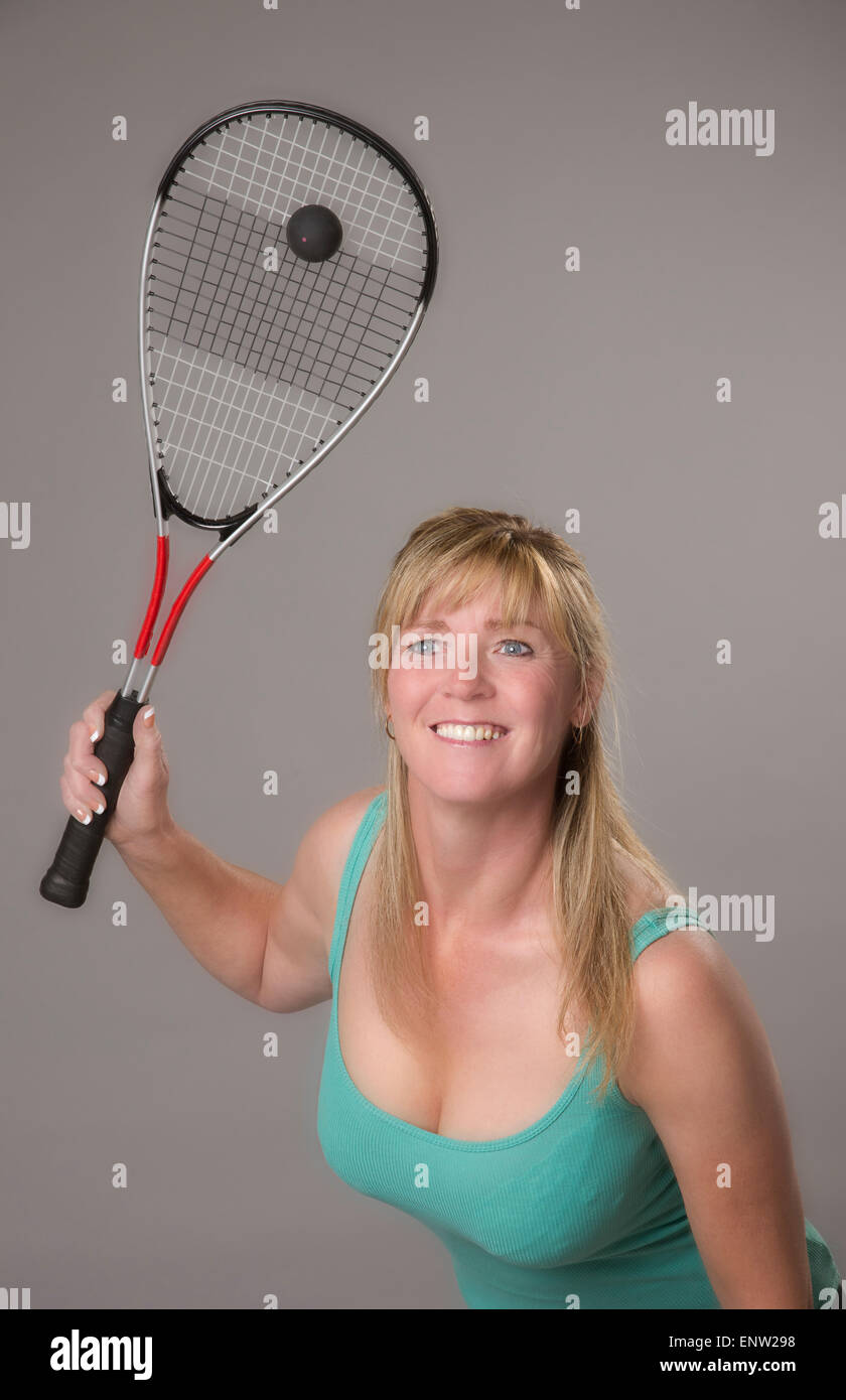 Weiblichen Squashspieler mit Raquet und ball Stockfoto