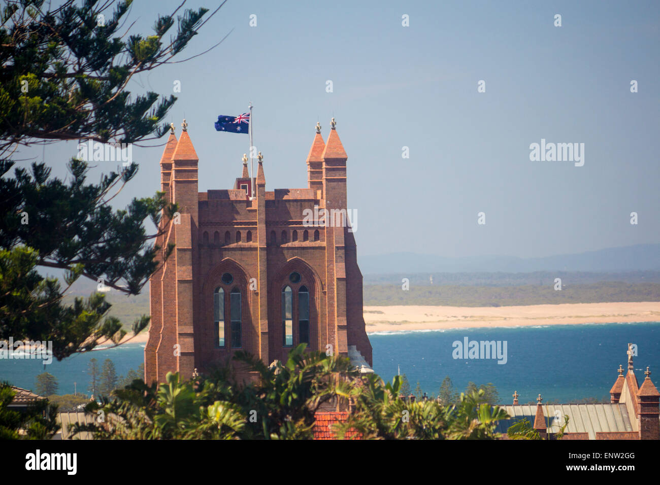 Christus Kirche Kathedrale Newcastle New South Wales NSW Australia mit Pazifischen Ozean und Stockton Bucht Strand in Ferne Stockfoto