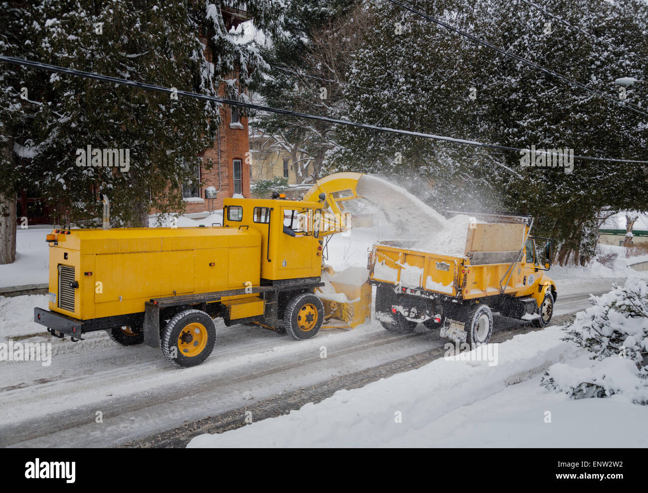 Snow Removal Maschinen genannt eine "Schnee-Go" wird verwendet, um Dorfstraßen im zentralen Bundesstaat New York. Stockfoto