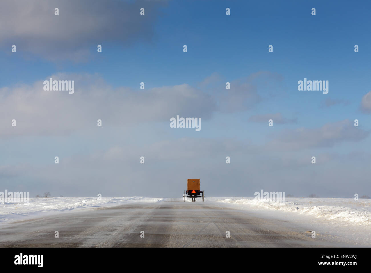 Amische Buggy fährt Landstraße an einem kalten Wintertag im pfälzischen Township, Mohawk Valley, New York State. Stockfoto