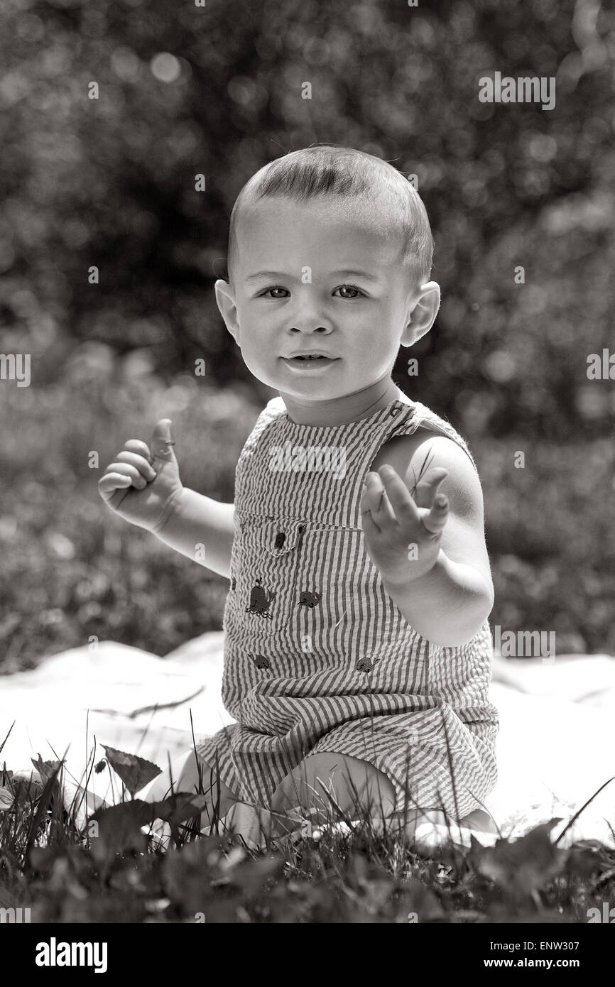 Niedliche Baby Boy außerhalb Stockfoto