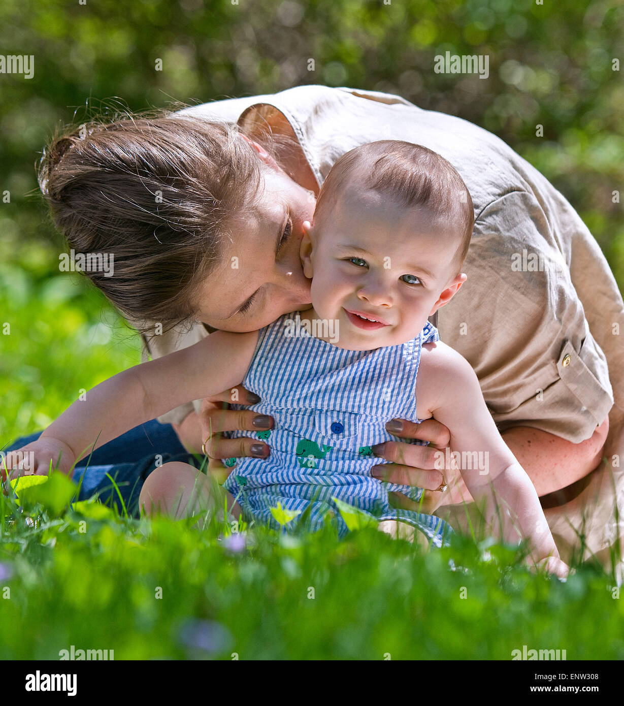 Mutter und Kind im Freien. Mutterschaft-Konzept Stockfoto