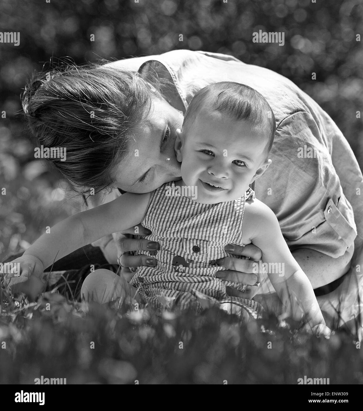 Mutter und Kind im Freien. Mutterschaft-Konzept Stockfoto