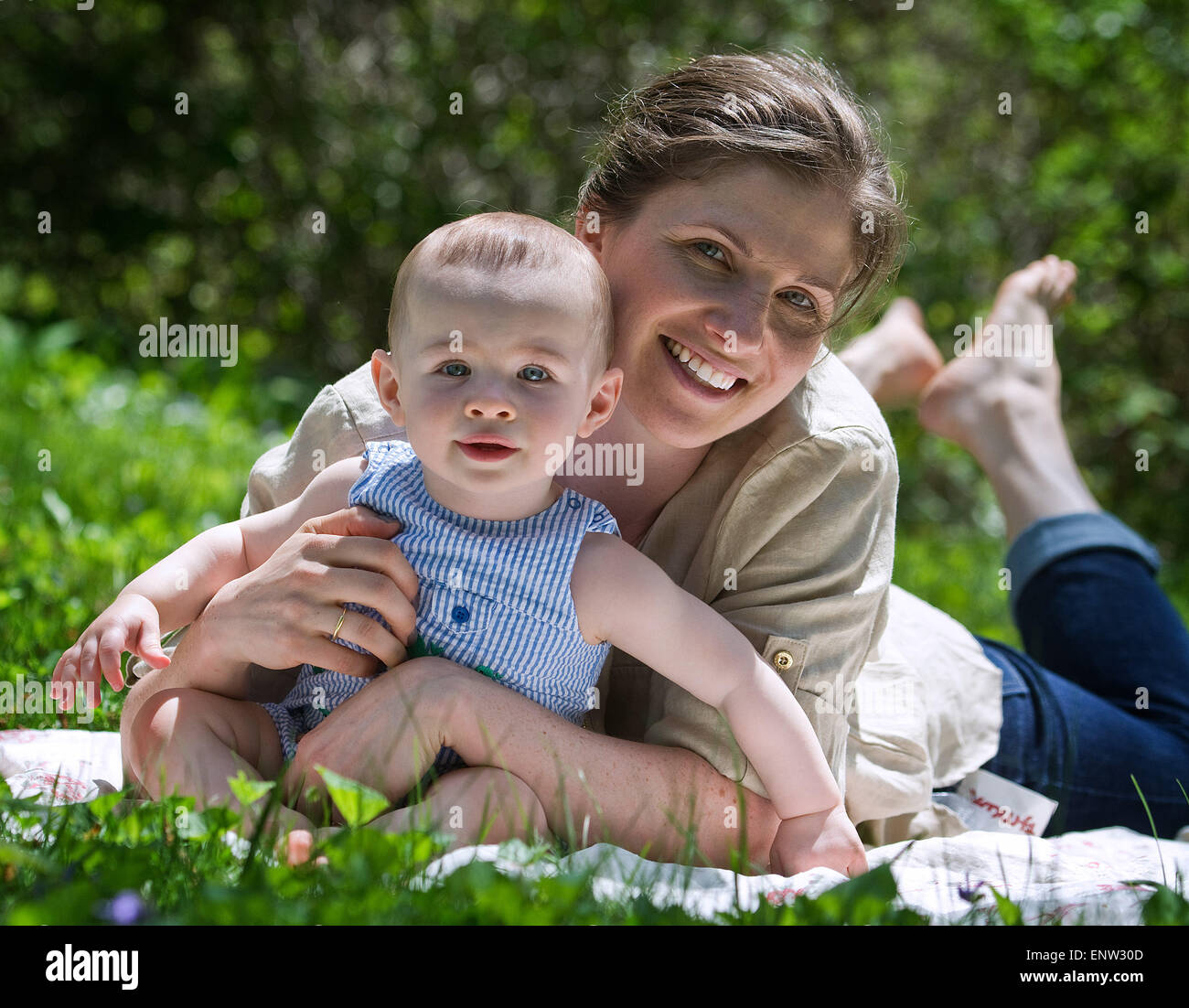 Mutter und Kind im Freien. Mutterschaft-Konzept Stockfoto