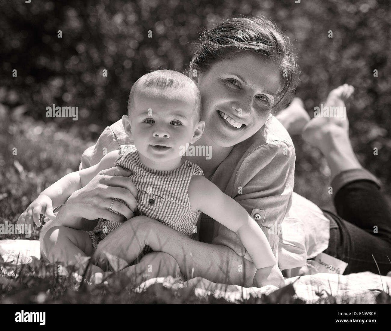 Mutter und Kind im Freien. Mutterschaft-Konzept Stockfoto