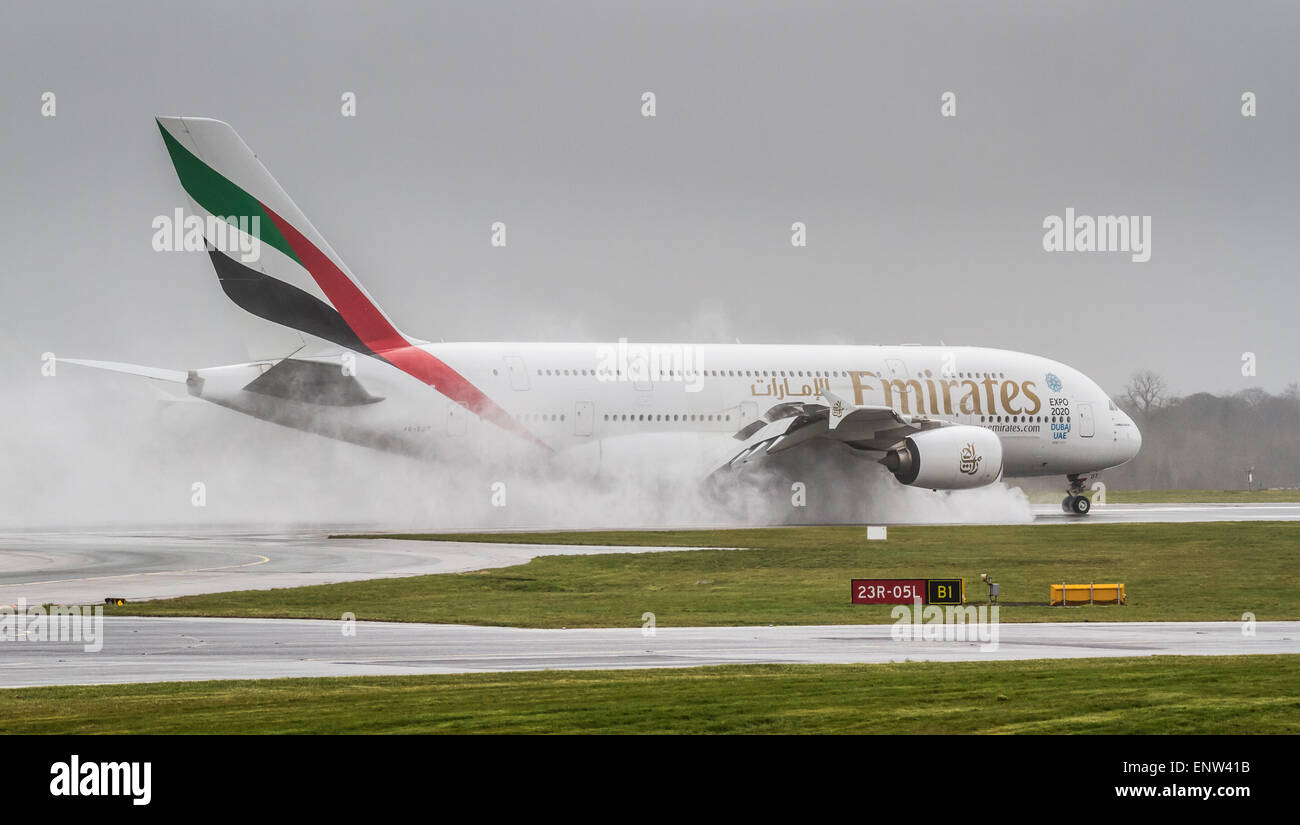 Emirates Airbus A380 landet auf dem Flughafen von Manchester im Regen Stockfoto