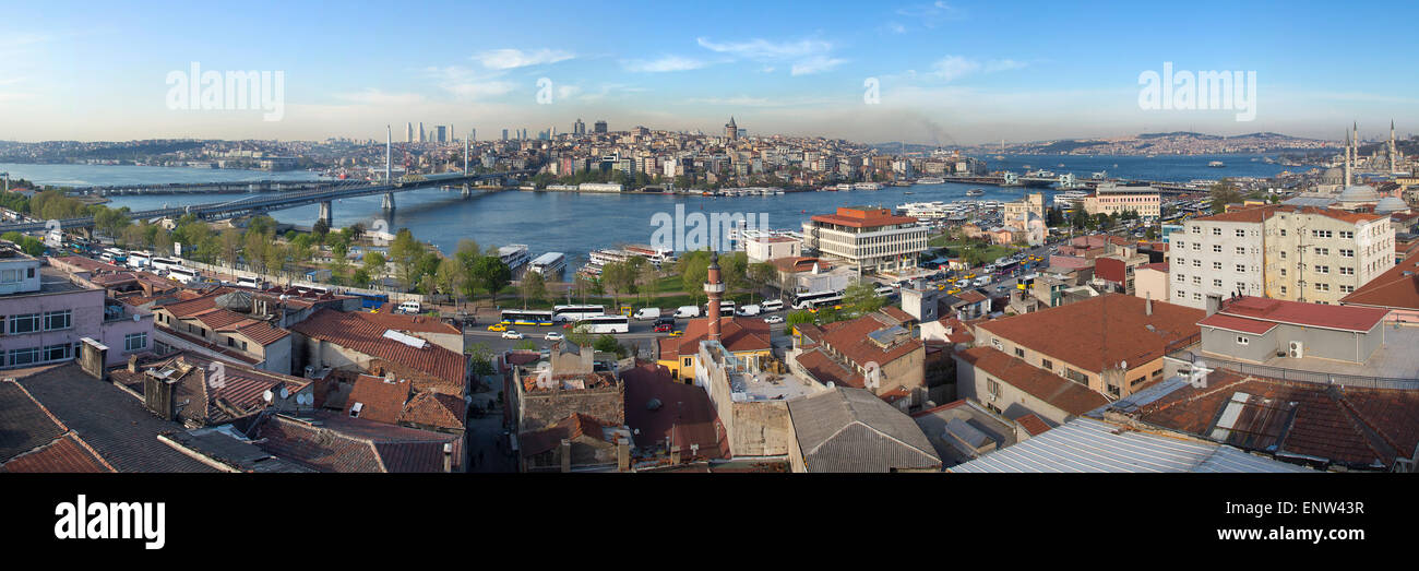 Panorama des Goldenen Horns an einem sonnigen Tag mit blauem Himmelshintergrund, Halic in Istanbul, Türkei, 2015 Stockfoto