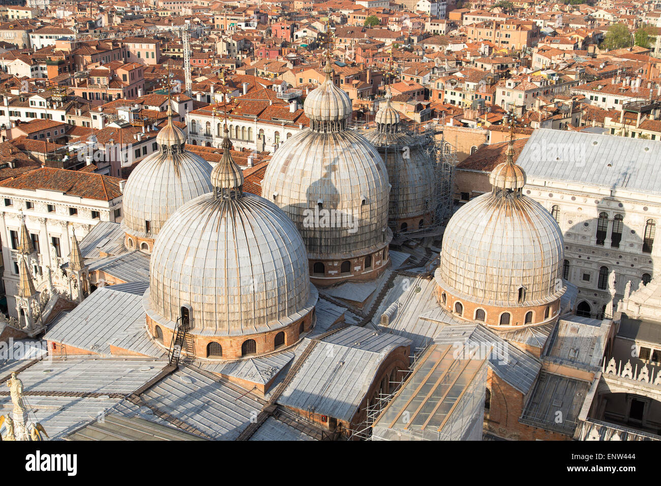 Venedig-Luftbild von Blick über Basilica di San Marco Dachansicht in San Marco Platz Stockfoto