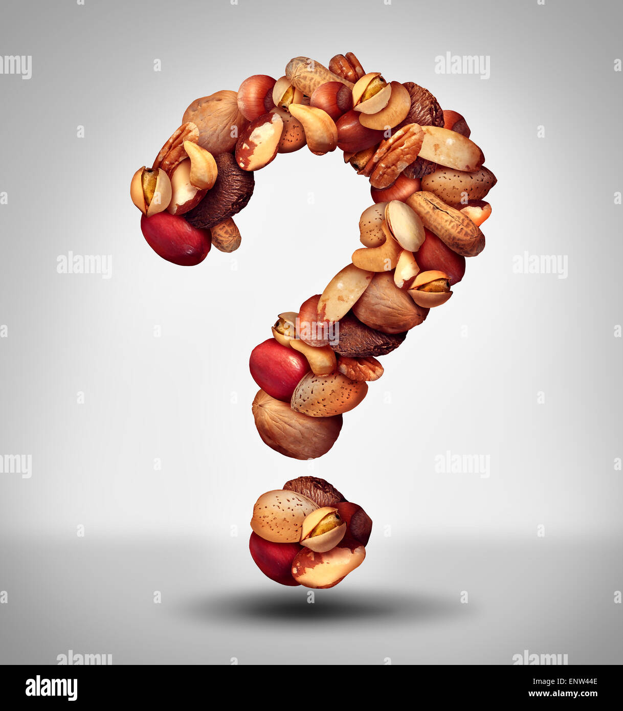 Eine gemischte Auswahl an Samen und Pecan mit Walnuss-Paranuss-Erdnuss, Haselnuss, Pistazie Mandel und Cashew-Nuss Fragezeichen Stockfoto