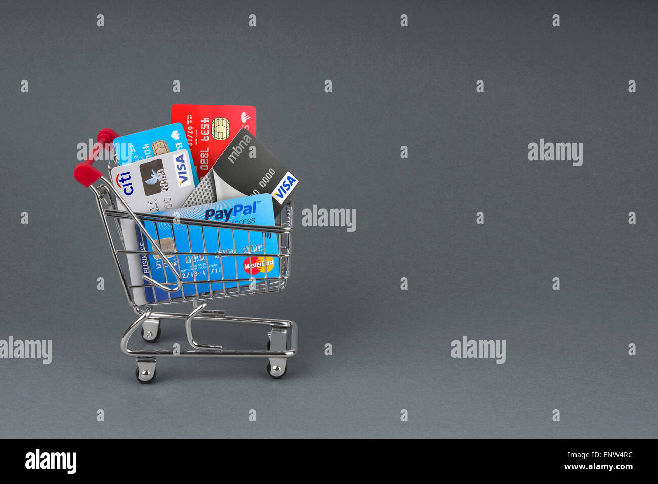 Eine Auswahl von Kreditkarten, Bankkarten und Store-Karten in einem Einkaufswagen Stockfoto