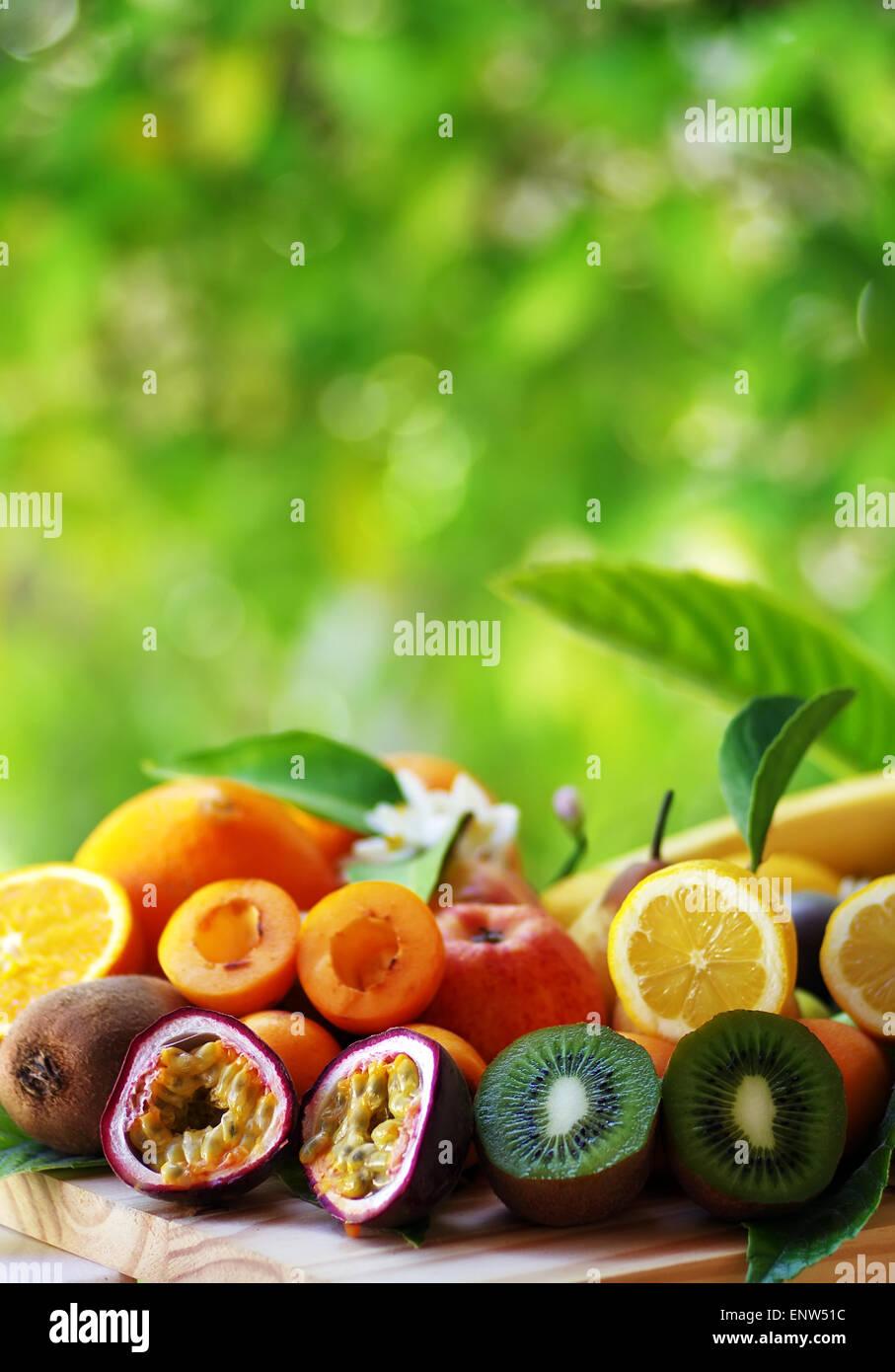 Früchte mit Blätter auf Tisch, grüner Hintergrund Stockfoto