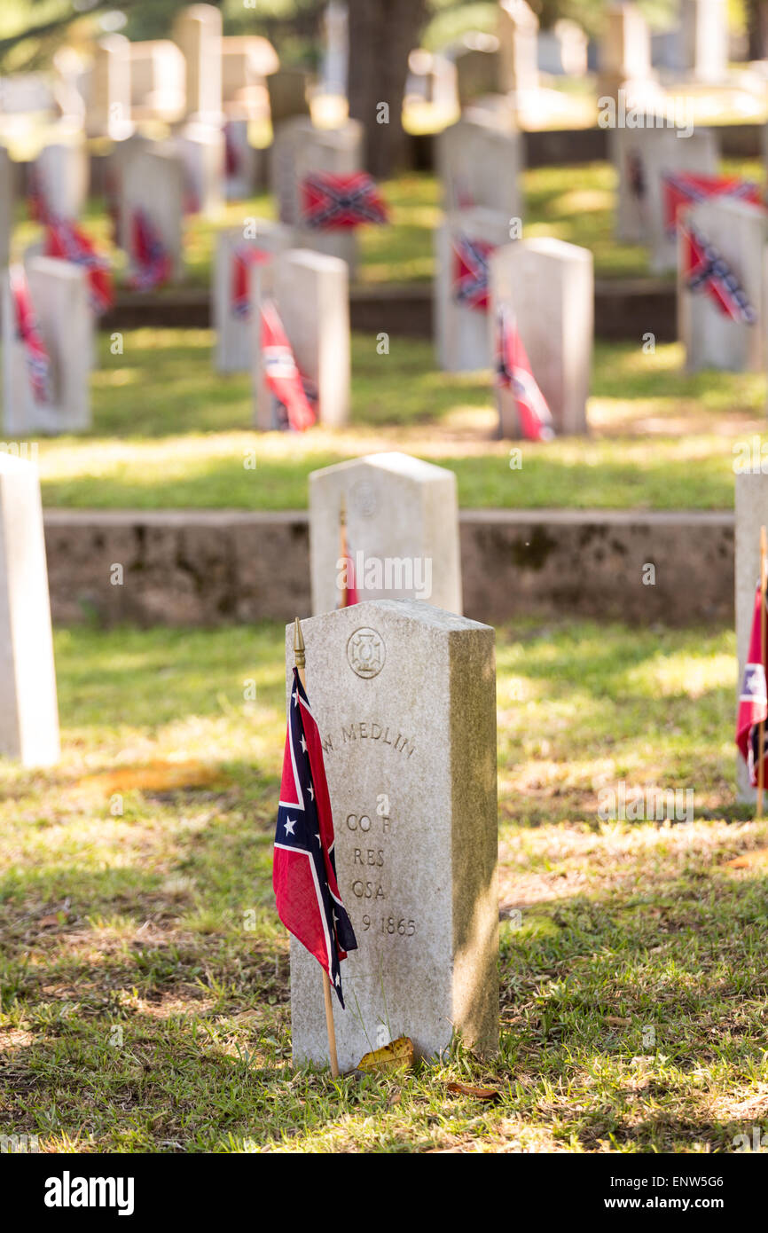 Grabsteine von Veteranen des Bürgerkriegs sind dekoriert mit dem Stainless Banner auf dem Elmwood Cemetery Confederate Memorial Day 2. Mai 2015 in Columbia markieren, SC. Confederate Memorial Day ist eine offizielle staatliche Feiertag in South Carolina und ehrt jene, die während des Bürgerkrieges diente. Stockfoto