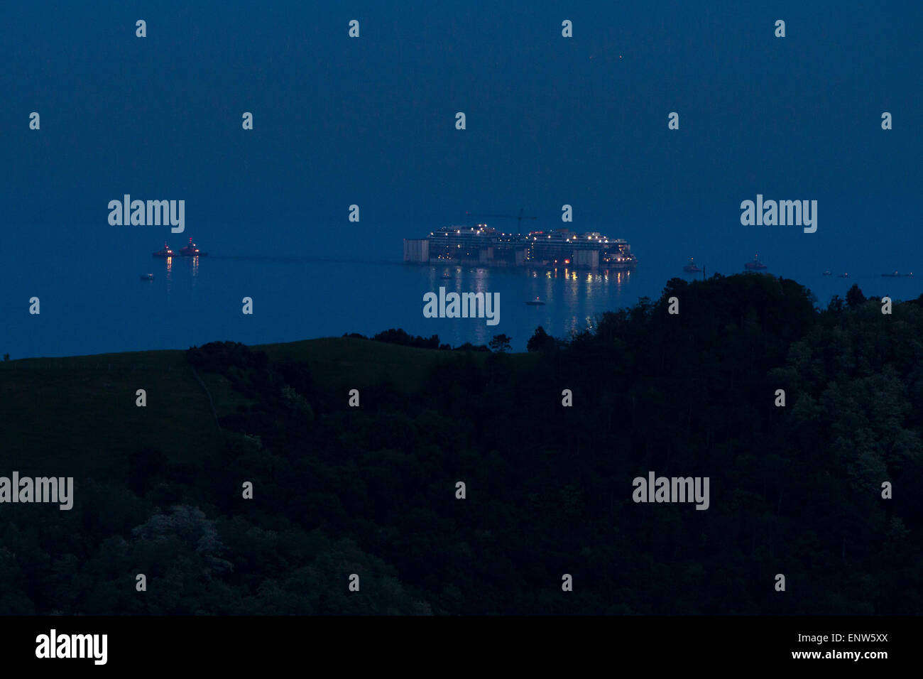 Genua, Italien. 11. Mai 2015. Costa Concordia Wrack verlässt Genua Hafen geschleppt in Richtung Abbau Hof. Concordia Kreuzfahrtschiff sank in 2012 32 Menschen getötet. Stockfoto