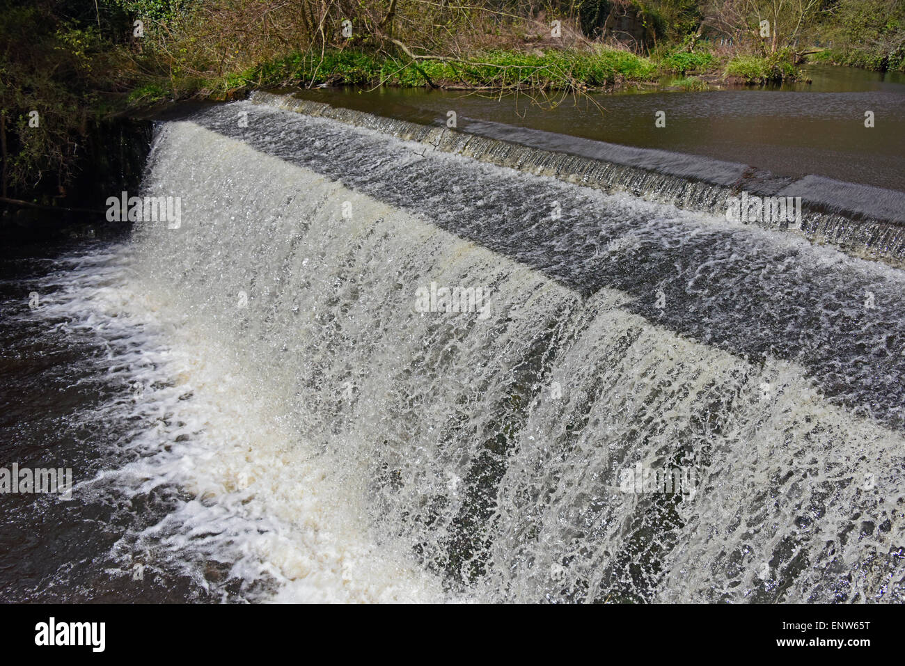 Wehr auf dem Wasser von Leith. Dean Village, Edinburgh, Schottland, Vereinigtes Königreich, Europa. Stockfoto