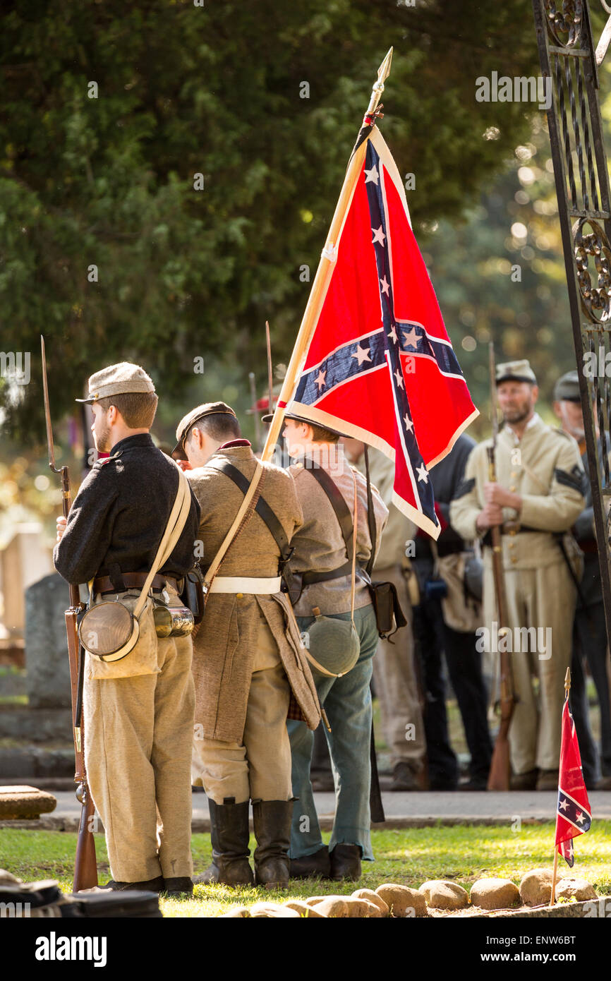 Civil War Reenactor in Periode Kostüm während eines Gottesdienstes auf dem Elmwood Cemetery Confederate Memorial Day 2. Mai 2015 in Columbia markieren, SC. Confederate Memorial Day ist eine offizielle staatliche Feiertag in South Carolina und ehrt jene, die während des Bürgerkrieges diente. Stockfoto