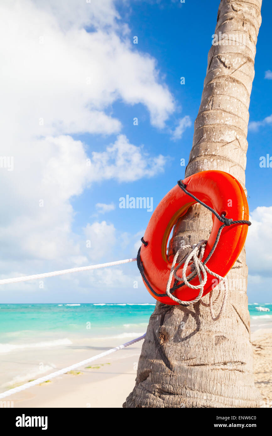 Rote Runde Rettungsring hängen die Palme, sandigen Strand der Dominikanischen Republik Stockfoto