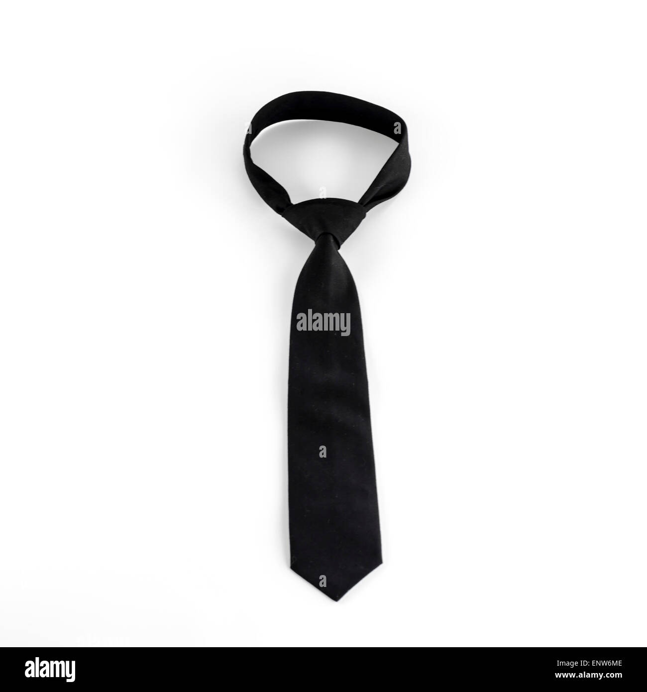 schwarze Krawatte auf weißem Hintergrund Stockfoto