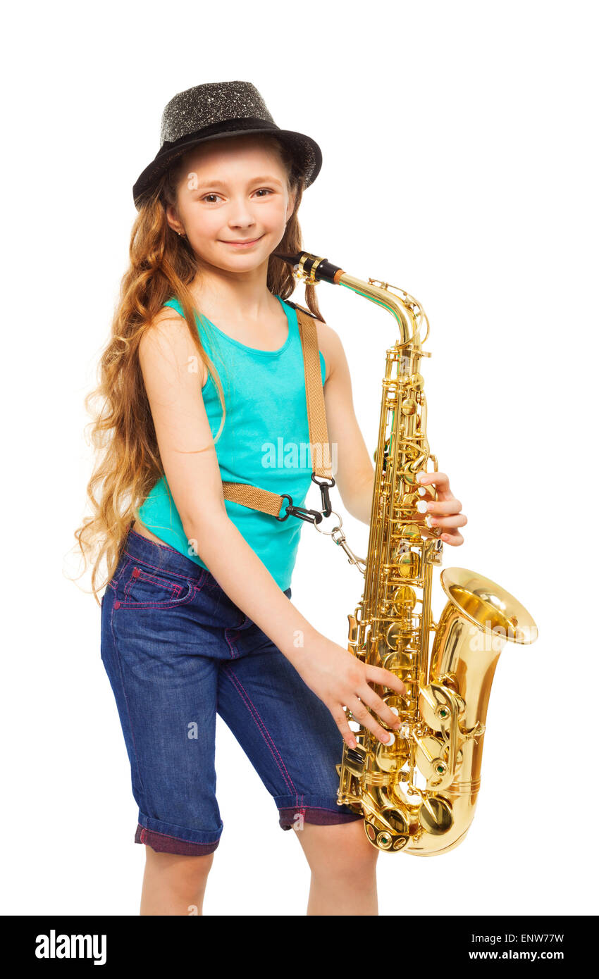 Mädchen trägt Hut und Altsaxophon zu spielen Stockfoto