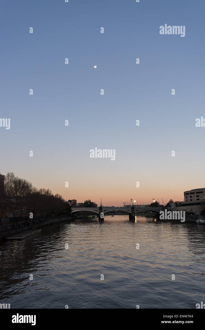 Princes Bridge, Melbourne, Australien in der Dämmerung mit dem Mond in den Himmel über Stockfoto