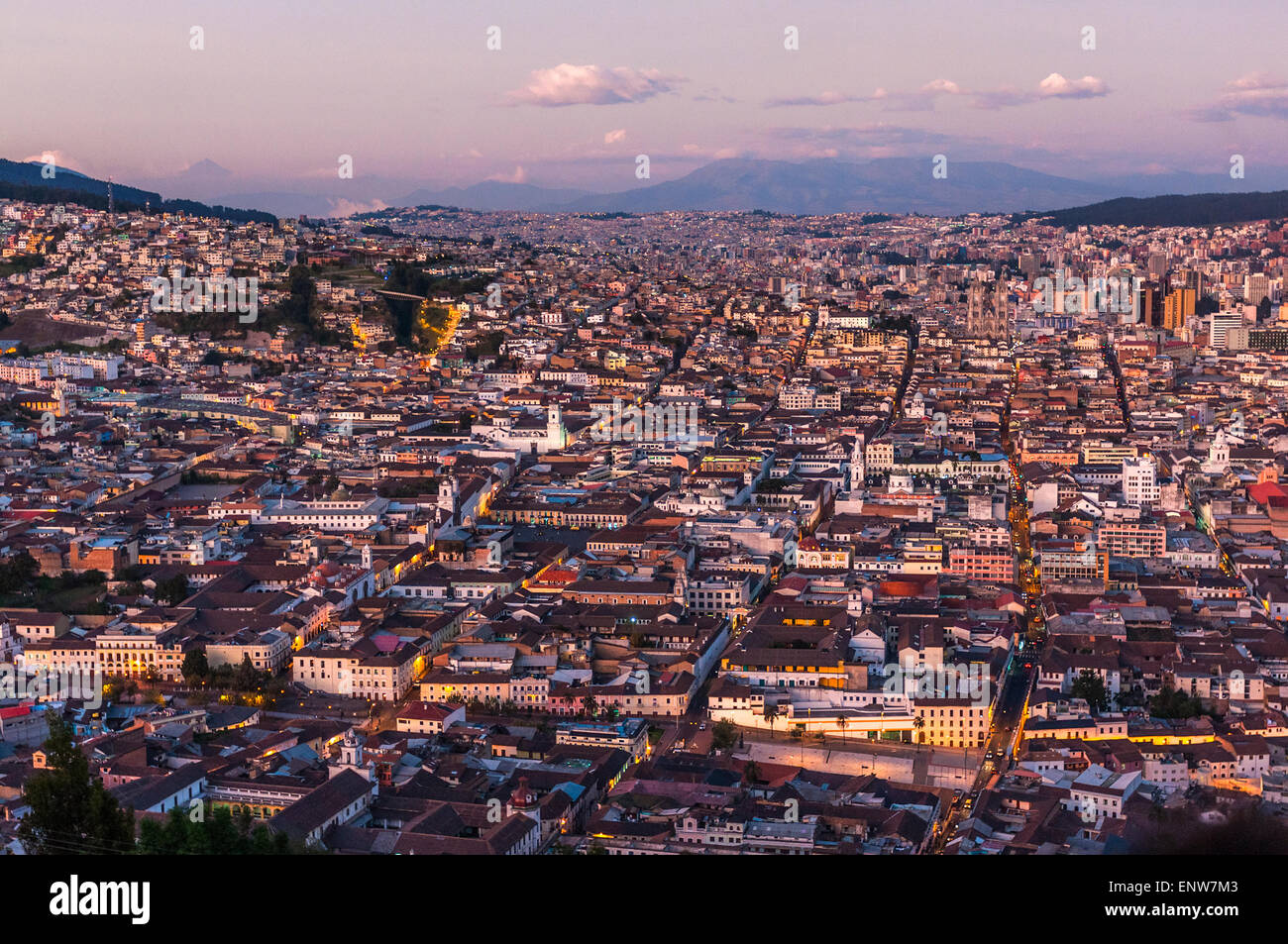 Panorama Foto Der Hauptstadt Quito Bei Sonnenuntergang Ecuador Sudamerika Stockfotografie Alamy
