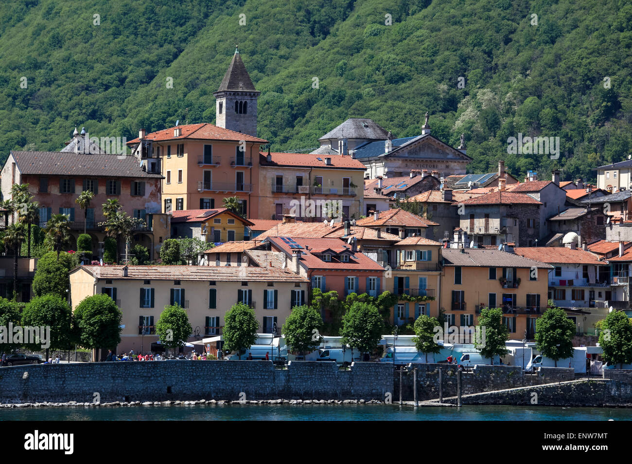 Cannobio an einem Markttag Stockfoto