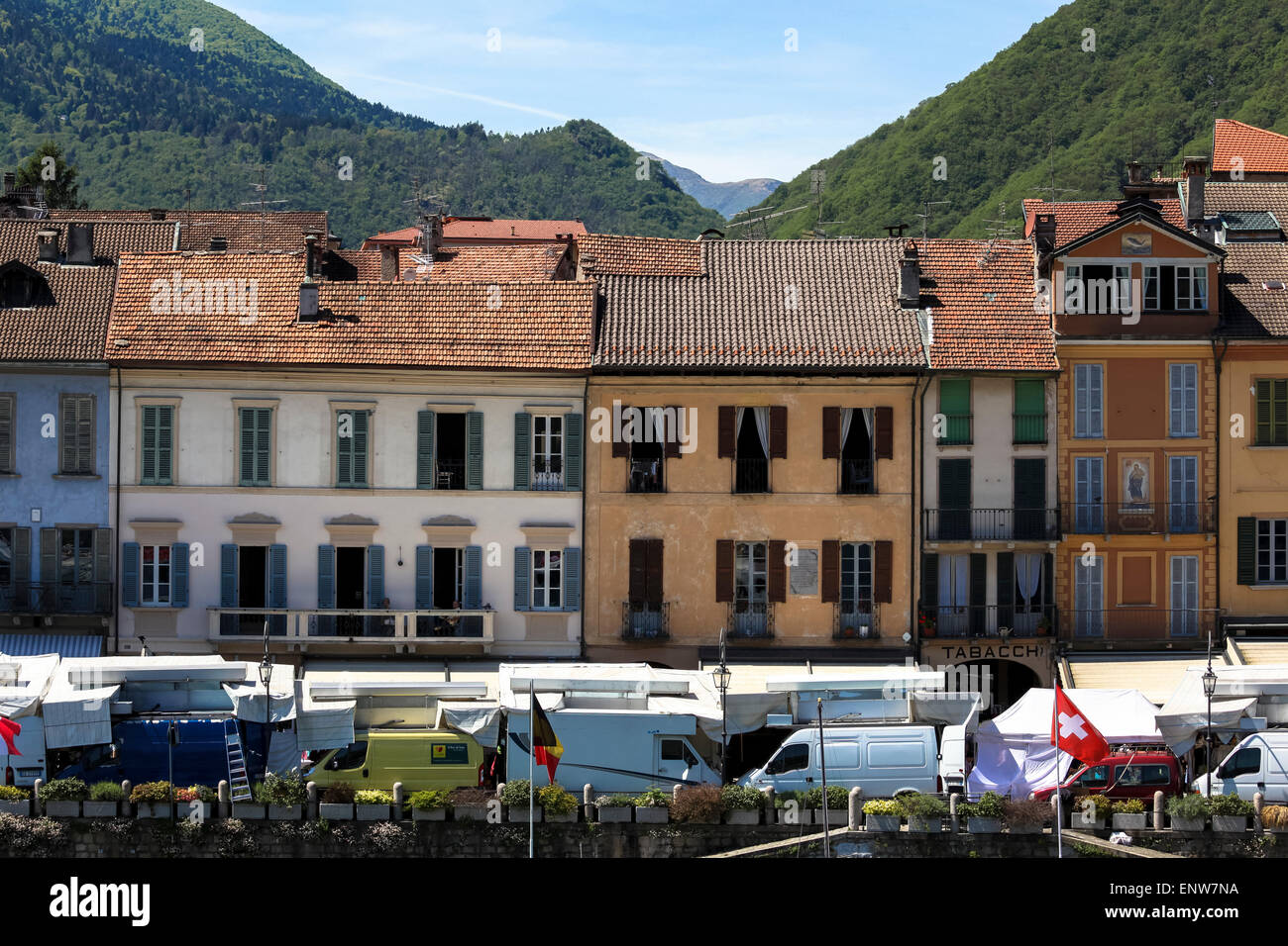 Cannobio an einem Markttag Stockfoto