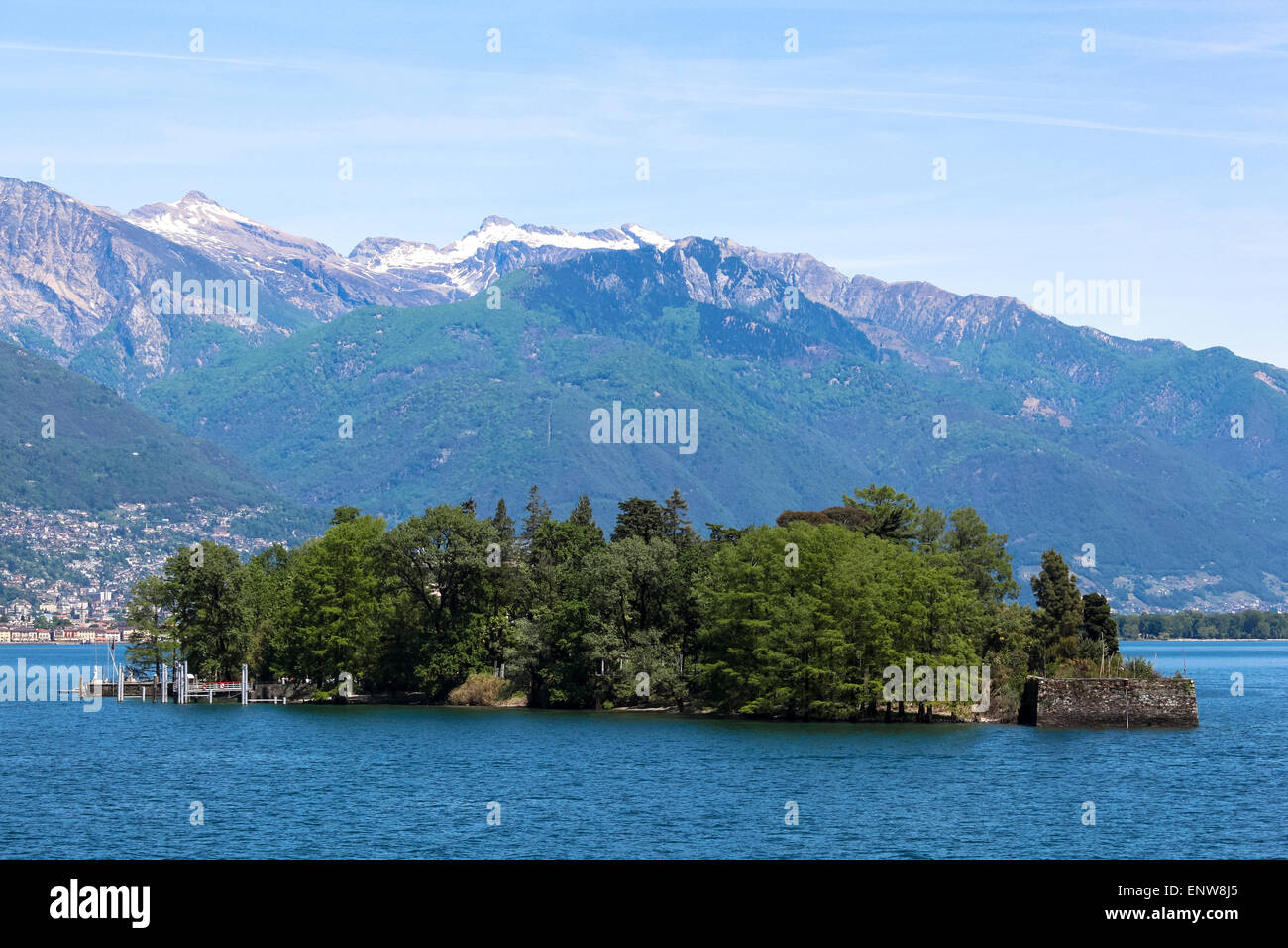 Isole di Brissago (Brissago-Inseln) und Schweizer Alpen im Hintergrund Stockfoto