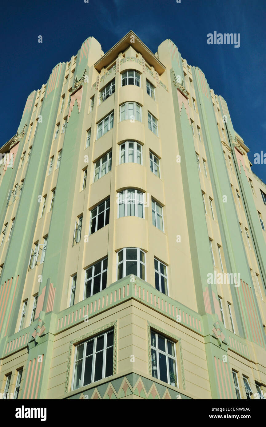 Vertikale Linien konvergieren in der Gestaltung der traditionellen 1930s Art Deco Stil Surrey Villen, historischen Gebäude, Stadt Durban, Südafrika Stockfoto