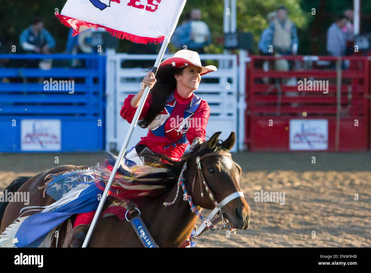 Cowgirl trägt die Helotes Flagge an der Eröffnungsfeier am Helotes Texas Cornyval PRCA Rodeo in der Nähe von San Antonio Stockfoto