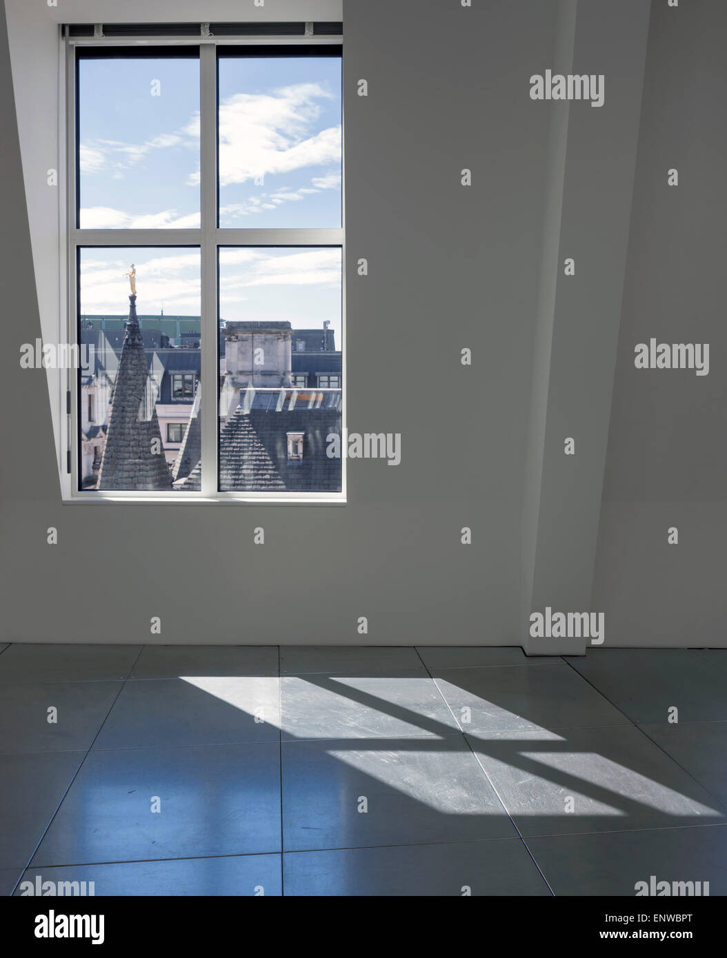 Blick aus dem Fenster der Mansarde. 8-10 Moorgate, London, Vereinigtes Königreich. Architekt: Verbündete und Morrison, 2014. Stockfoto