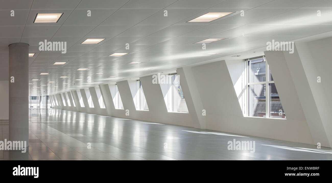 Lange Sicht der 6. Etage. 8-10 Moorgate, London, Vereinigtes Königreich. Architekt: Verbündete und Morrison, 2014. Stockfoto
