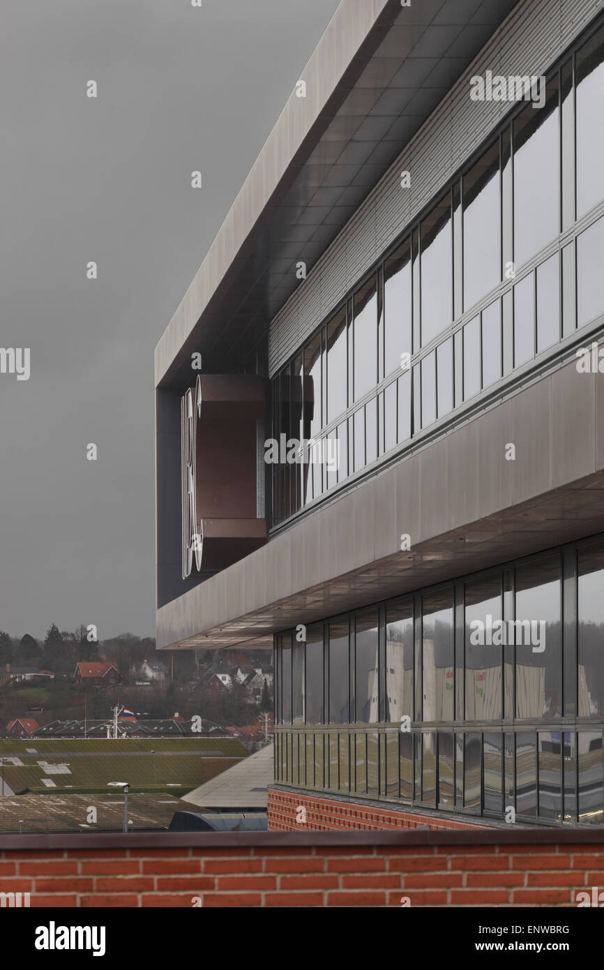 Detail der Fassade vom Haupteingang gegen bewölktem Himmel. IBC-Kolding-Campus, Kolding, Dänemark. Architekt: Schmidt Hammer lassen Stockfoto