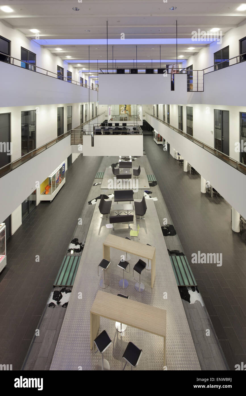 Atrium mit Schreibtischen in der Dämmerung, von oben gesehen. IBC-Kolding-Campus, Kolding, Dänemark. Architekt: Schmidt Hammer Lassen archite Stockfoto