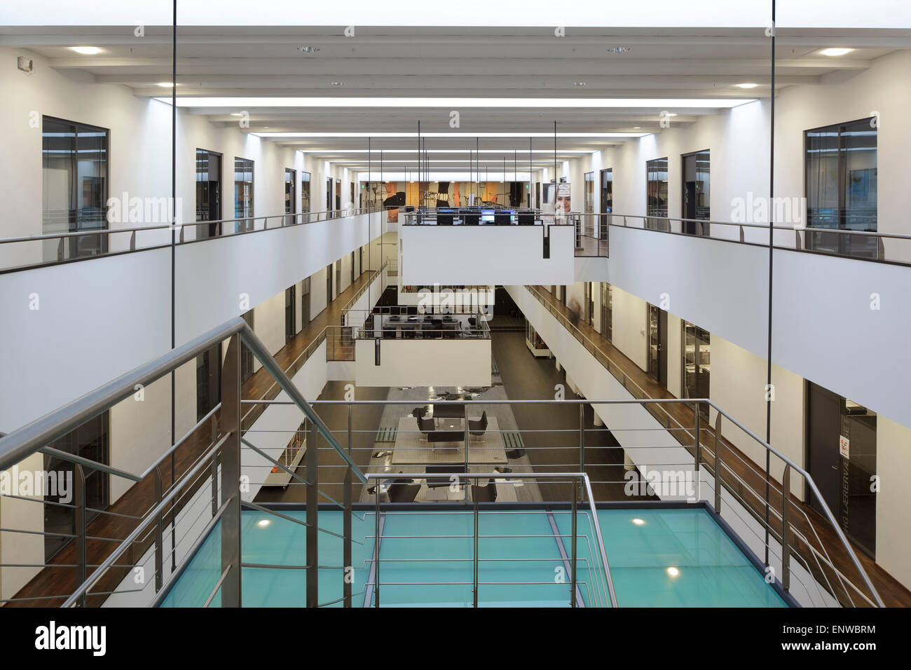 Ansicht des Atriums mit Haupttreppe im Vordergrund. IBC-Kolding-Campus, Kolding, Dänemark. Architekt: Schmidt Hammer Lassen archite Stockfoto
