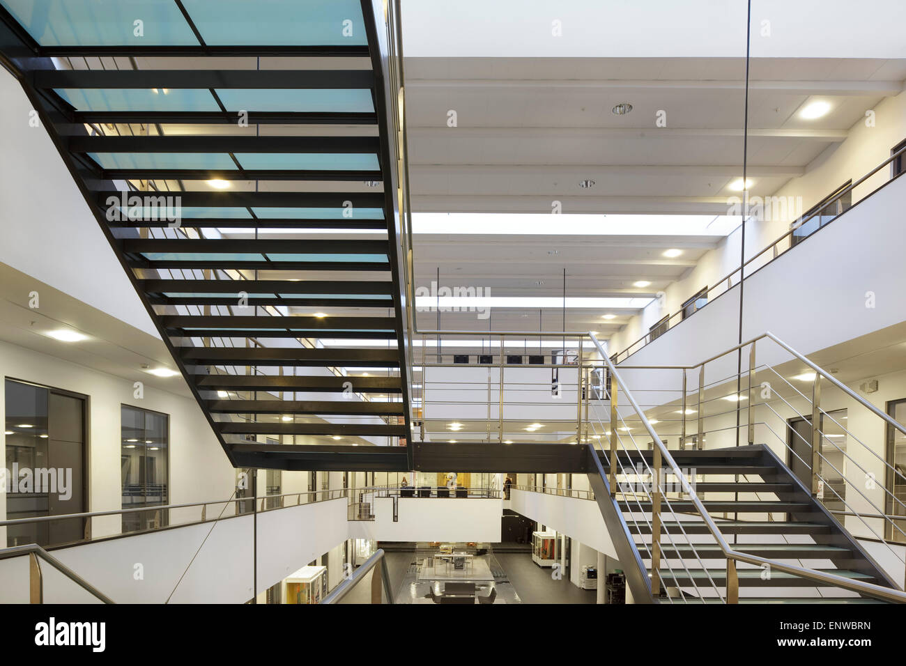 Wichtigsten Glas und Metall Treppe mit Atrium über. IBC-Kolding-Campus, Kolding, Dänemark. Architekt: Schmidt Hammer Lassen archit Stockfoto