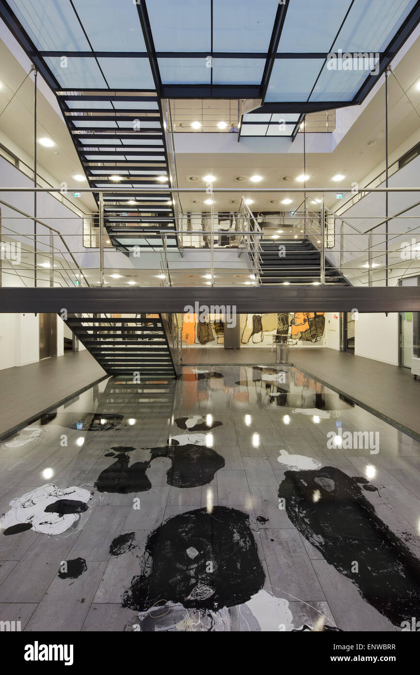Atrium mit Wasserspiel und Haupttreppe gesehen vom Erdgeschoss. IBC-Kolding-Campus, Kolding, Dänemark. Architekt: Schmidt ha Stockfoto