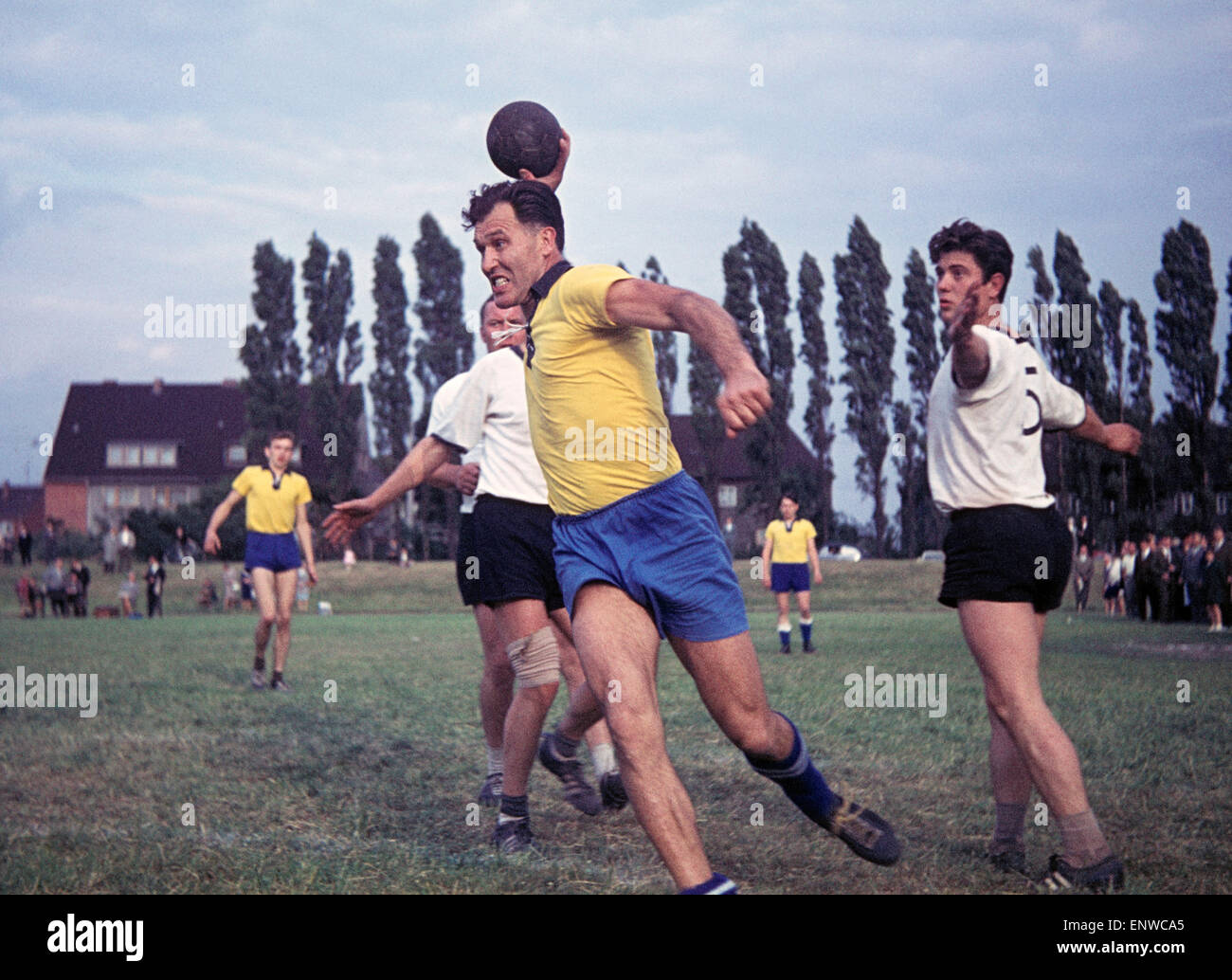 Sechziger Jahre 1963/1964, Sport, Handball, Feldhandball, Amateure Spiel, Szene des Spiels, Spieler werfen auf das Tor, Angriff und Verteidigung Spieler Stockfoto