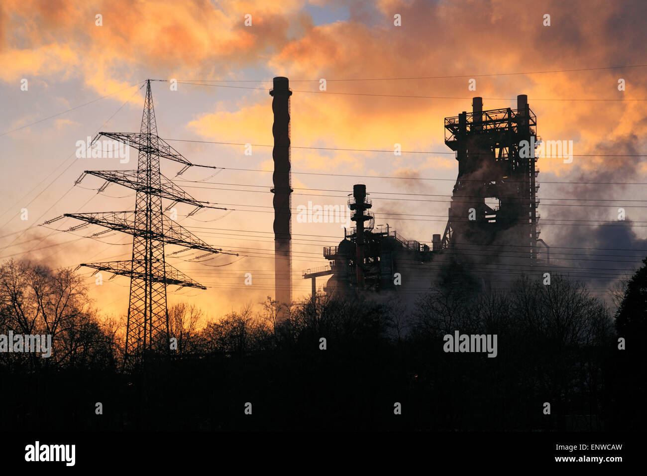 D-Duisburg, Rhein, Niederrhein, Ruhr Bereich, Nordrhein Westfalen, NRW, D-Duisburg-Marxloh, Eisen und Stahl arbeitet von ThyssenKrupp Steel Europe, Bruckhausen Werke, Abendstimmung am Hochofen Schwelgern Werke, Strommasten, Route der Industriekultur Stockfoto