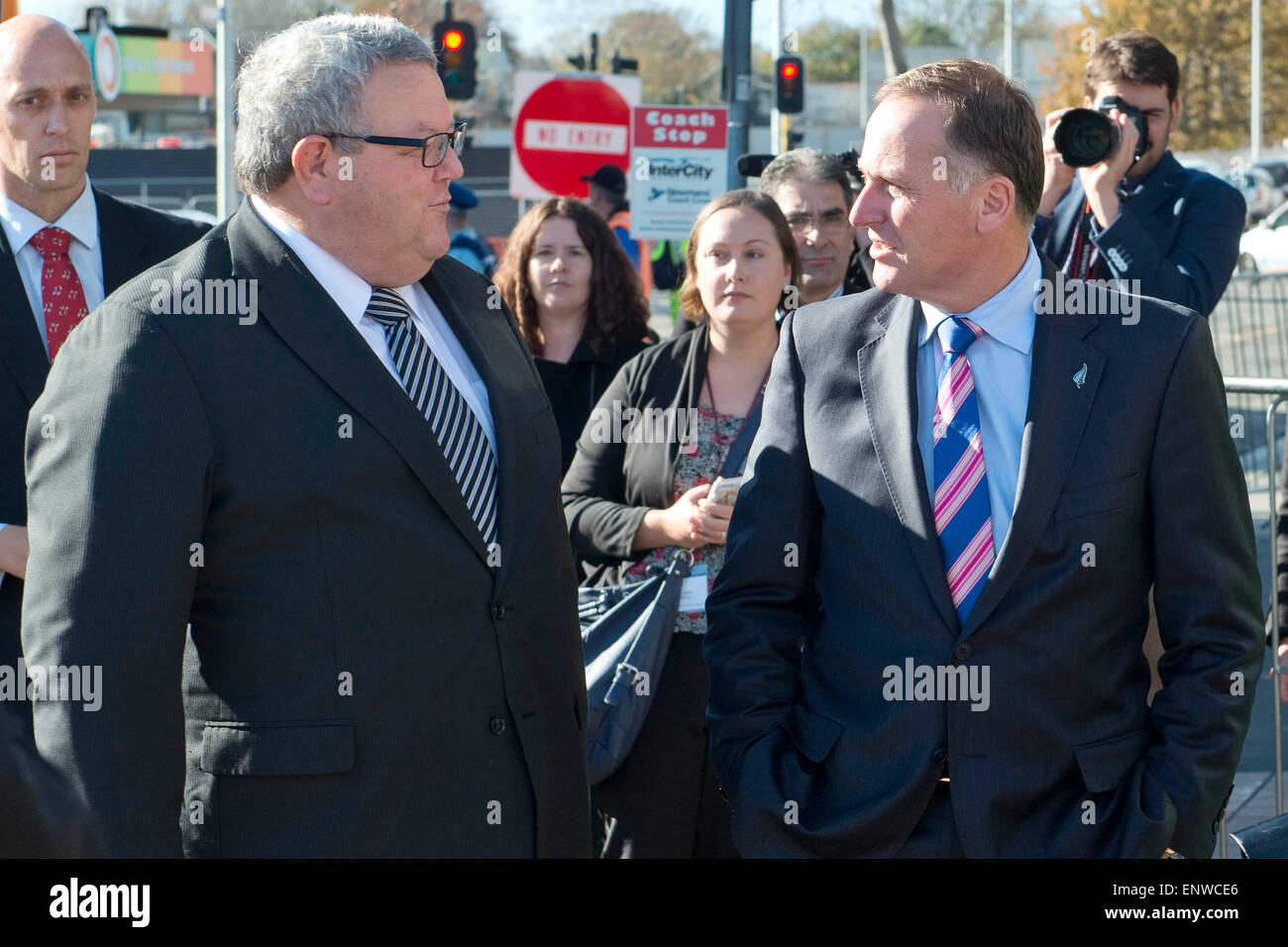 Christchurch, New Zealand - 12. Mai 2015 - Erdbeben Recovery Minister Gerry Brownlee und Premierminister John Key (L-R) warten Prinz Harry am 12. Mai 2015 in Christchurch, Neuseeland. Prinz Harry besucht Neuseeland vom 9. Mai bis 16 Mai Teilnahme an Veranstaltungen in Wellington, Invercargill, Stewart Island, Christchurch, Linton, Whanganui und Auckland. Bildnachweis: Dpa picture Alliance/Alamy Live News Stockfoto