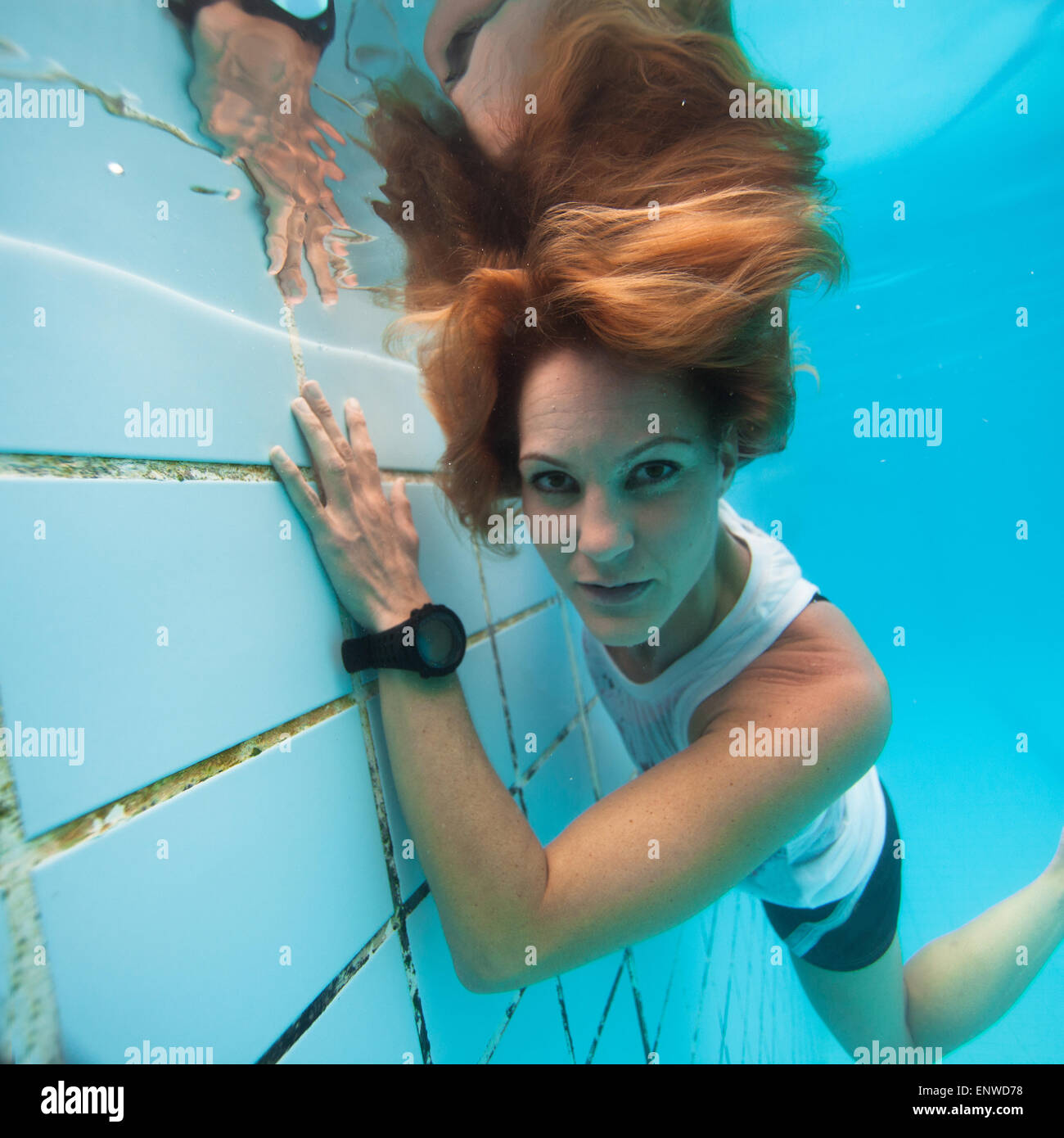 Frau Freitauchen unter Wasser in einem pool Stockfoto