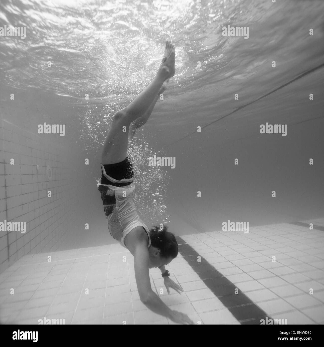 Frau Freitauchen unter Wasser in einem pool Stockfoto