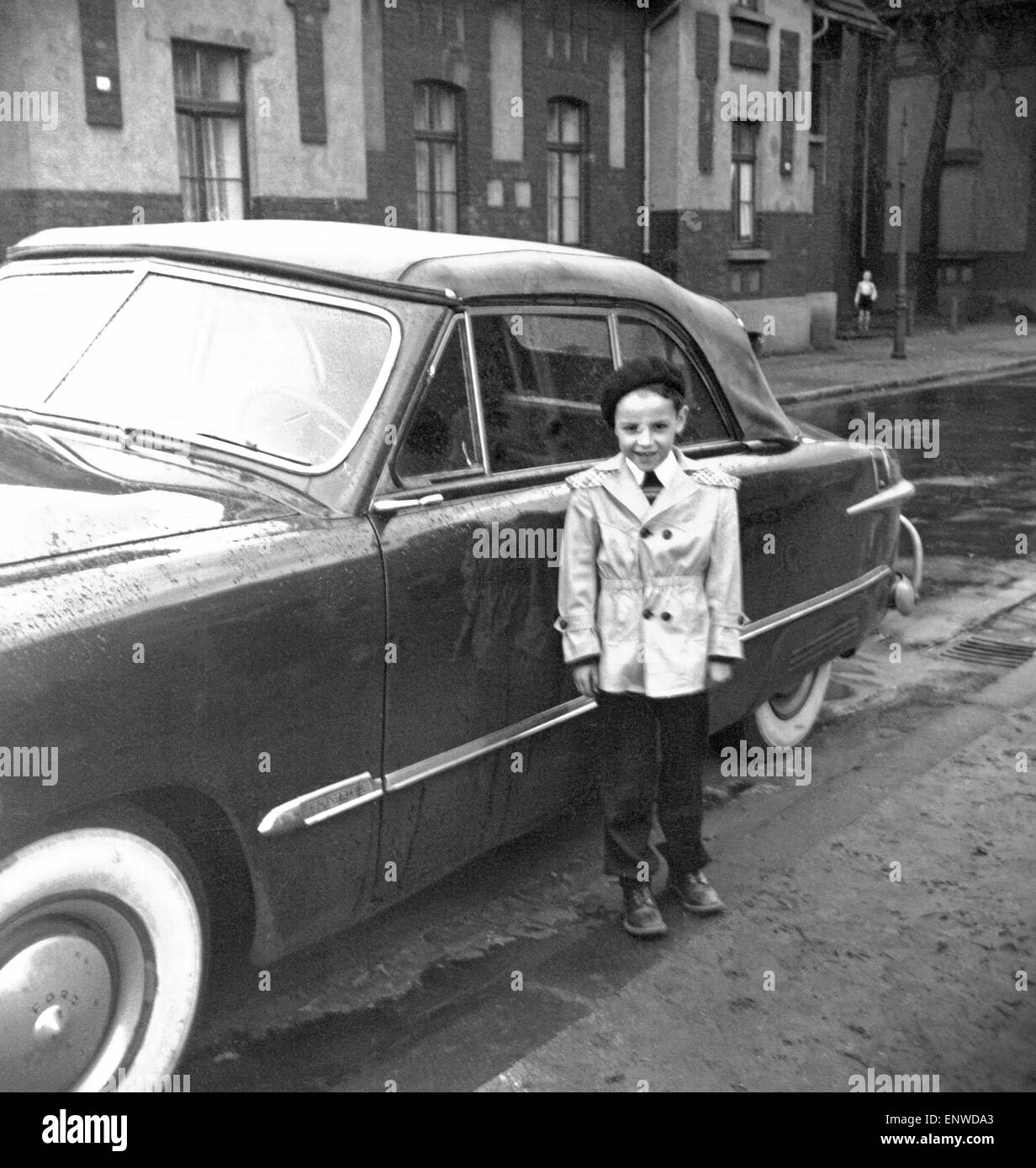 50er Jahre, Kind, junge mit Wams und Baskenmütze, 6 bis 8 Jahre, posiert auf einem Auto, Cabrio, Cabrio, Werner Stockfoto